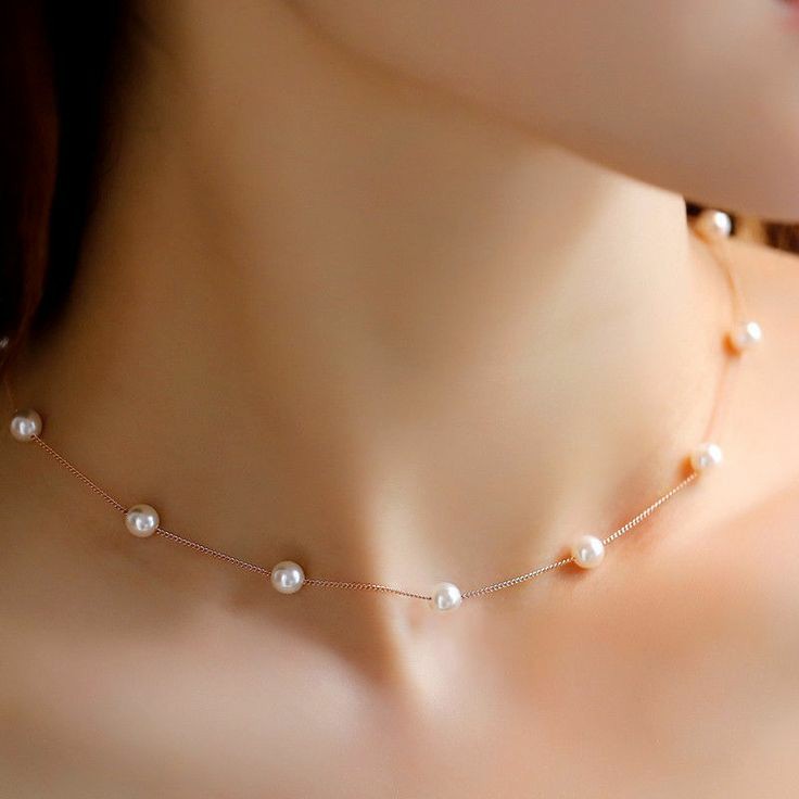 Simple pearl necklace