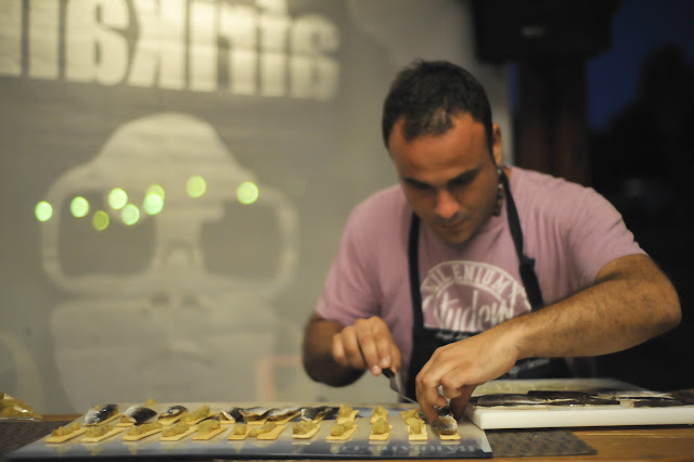 Ángel León, de Aponiente, preparando las sardinas ahumadas con hueso de aceituna
