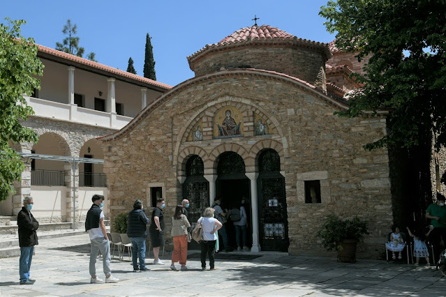 Ξεκινούν οι εμβολιασμοί έξω από εκκλησίες και Πανεπιστήμια