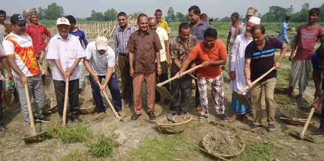 Road construction in voluntary labor in Bakshiganj
