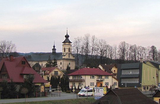 Centrum Pcimia i Kościół Św. Mikołaja z przełomu XVIII i XIX wieku.