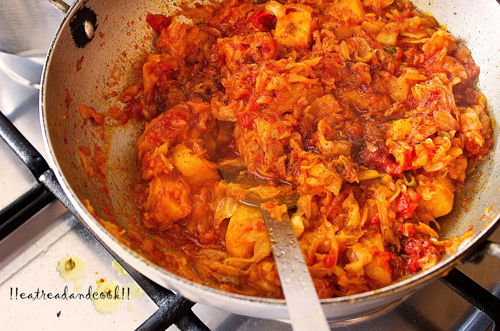 Tomato Diye Bandhakopir Torkari / Benagli Tomato Cabbage Curry