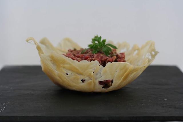 Steak Tartar en Cesto de Parmesano