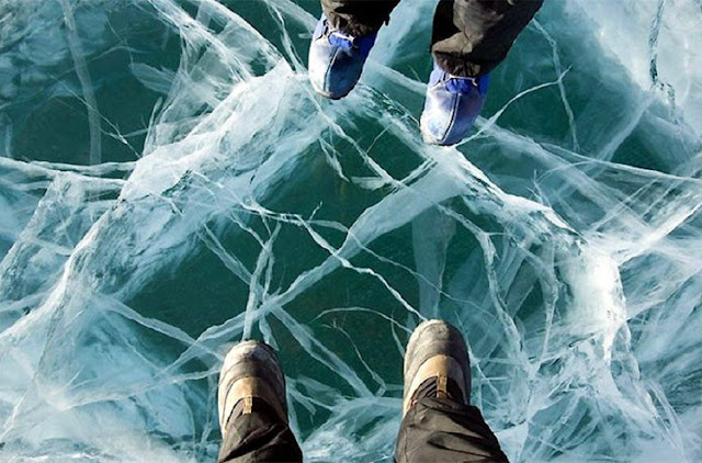 В каждой долине есть замерзшие озера, с линзами рассола под ледяной толщей
