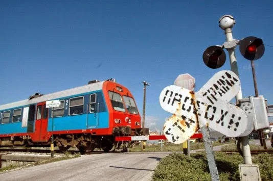 Τρένο παρέσυρε αυτοκίνητο στη Θεσσαλονίκη - Ένας νεκρός