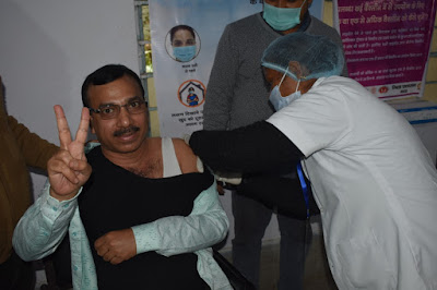डीडीसी व एडीएम ने लिया कोविड का टीका, AnjNewsMedia