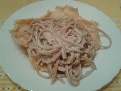 linguine integrali con sugo di noci e ricotta