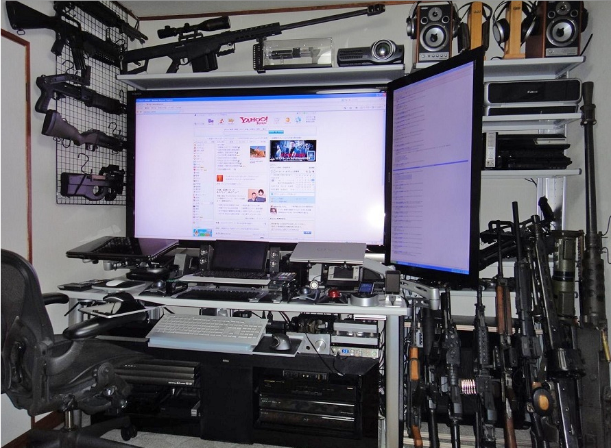 IMG:https://1.bp.blogspot.com/-fjdUqOO4wZ4/TWx3Dg6cbzI/AAAAAAAAAJY/3e1YT9pNYXA/s1600/crazy-computer-den-guns-huge-computer.png