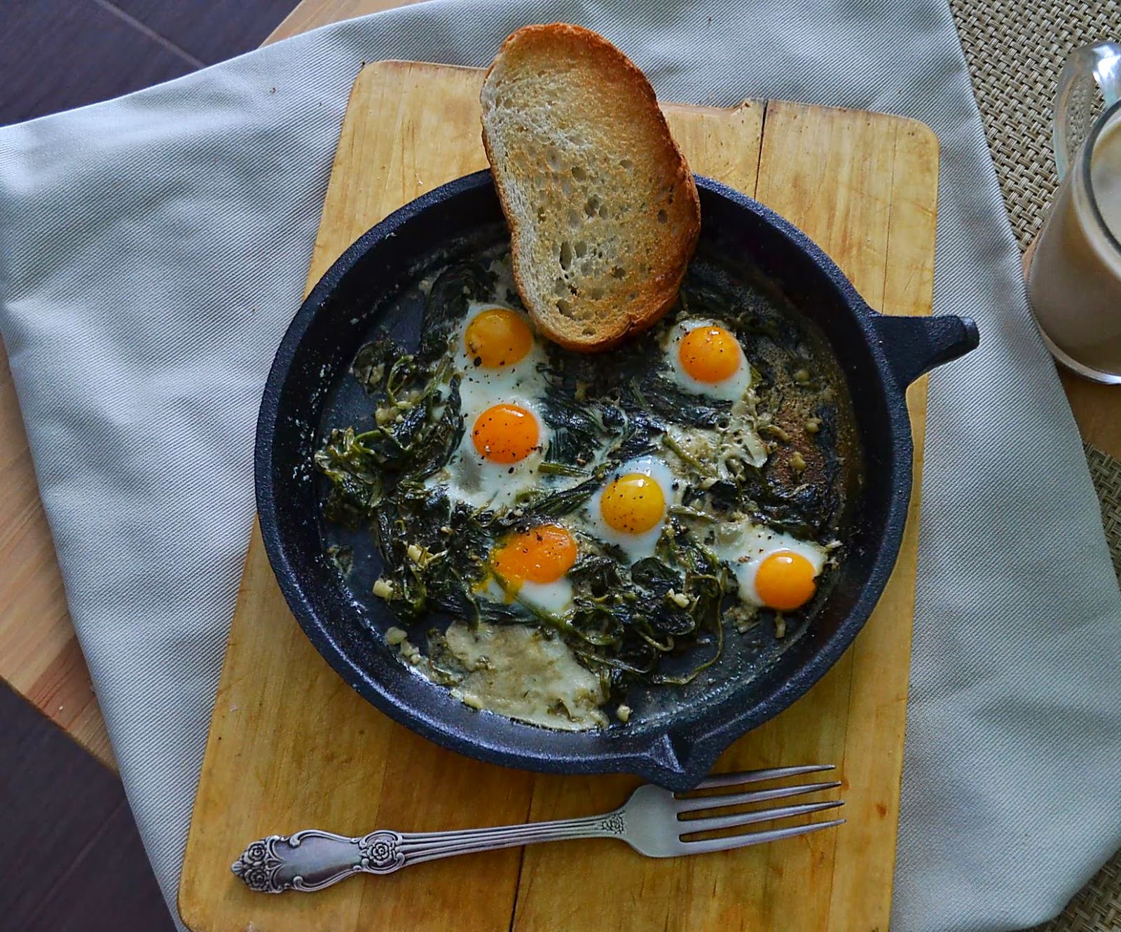сырники на завтрак. утро завтрак в постель. романтический завтрак в постель. ленивый завтрак. полезный завтрак.