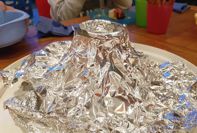 Sprudelnder Vulkan mit Zitrone und Brausepulver: Ein Experiment für Kinder mit einfacher Anleitung. Passt super zu einem Kindergeburtstag mit dem Motto Ritter oder Drachen!