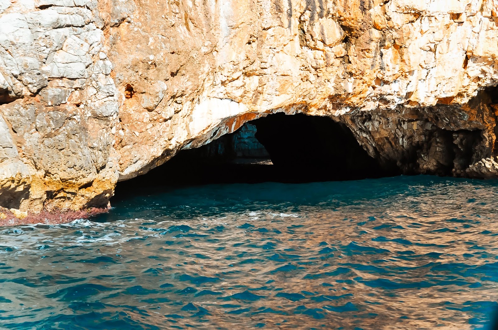 Голубая пещера турция. Голубой грот на острове Луштица. Голубой грот Хорватия. Голубой грот (Бишево). Голубая пещера Черногория.