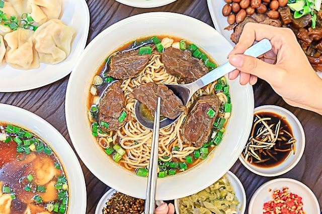 台中│食湘味牛肉麵滷味,銅板價大份量,還有牛油乾麵超涮嘴! 食湘味牛肉麵滷味,台中牛肉麵,紅燒湯頭,牛油乾麵,酸菜,自行取用醬料,無限喝紅茶,台中,牛肉麵,滷味,水餃