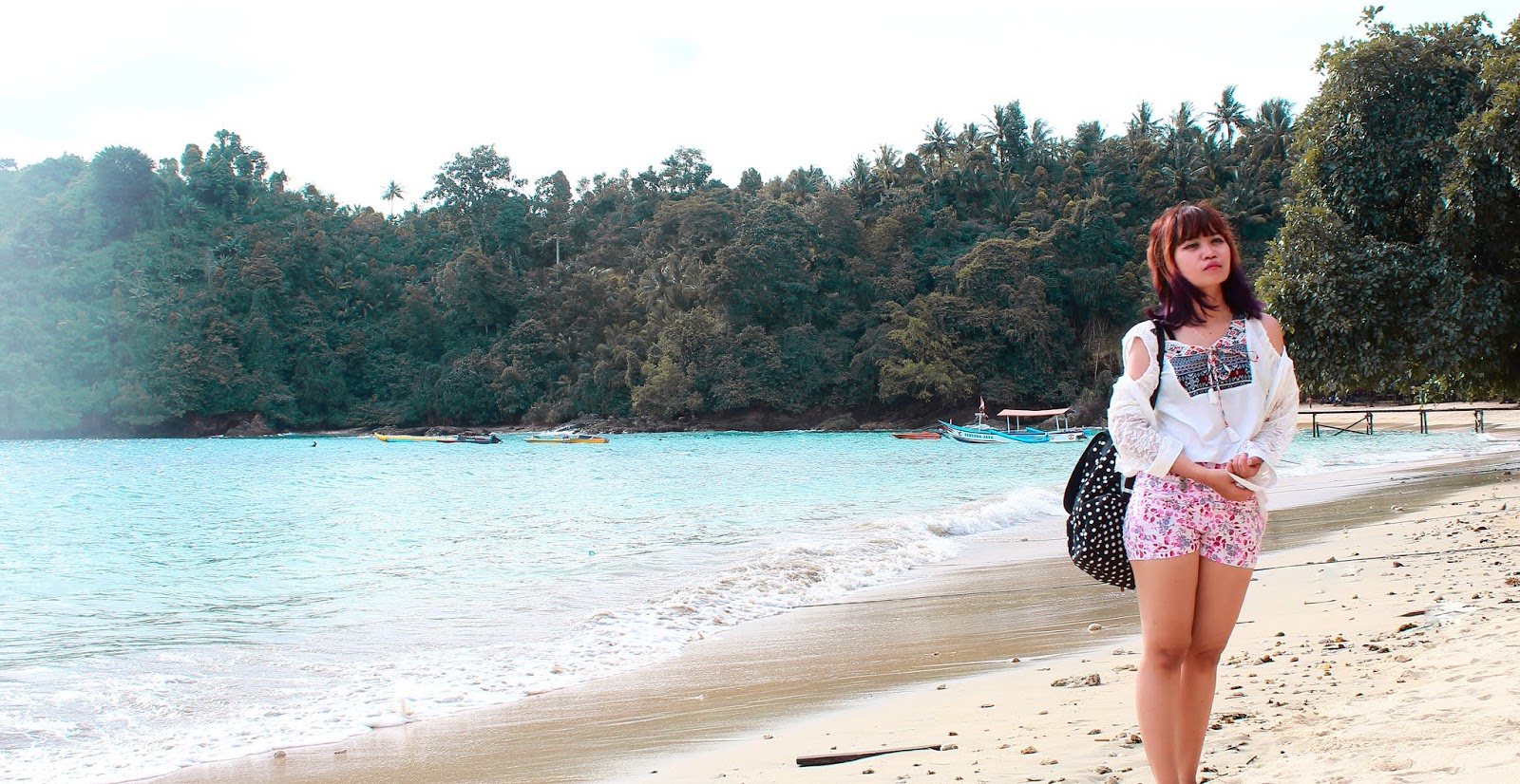 Ombak Ramah di Pantai Pasir Putih Karanggongso - amandadesty.com