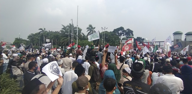 Desakan Sidang Istimewa untuk Lengserkan Jokowi Menggema di Depan Gedung DPR RI Desakan Sidang Istimewa untuk Lengserkan Jokowi Menggema di Depan Gedung DPR RI