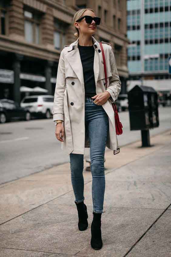Trench coat feminino e calça jeans Trench coat feminino e calça jeans