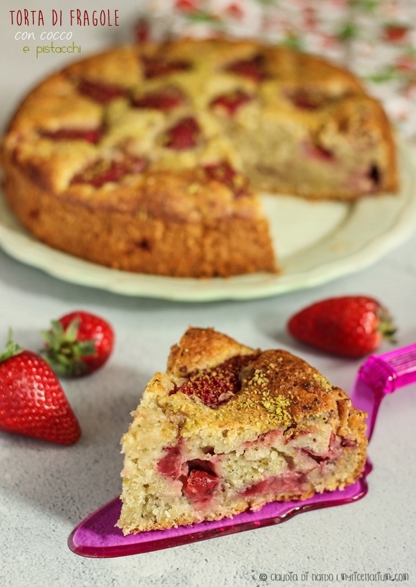 Torta di fragole con cocco e pistacchi