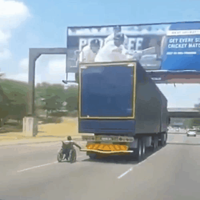 Rollstuhl lustig mit LKW fahren - Autobahn witzig