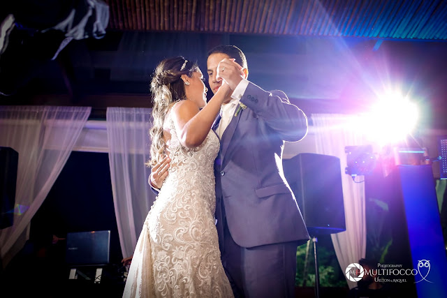 Sítio Geranium, Hyathama Pires, Multifocco, Leilah Cerqueira, casamento a céu aberto, casamento rústico, boho, decoração de casamento, decoração colorida, fotos românticas, foto com madrinhas, madrinhas iguais, Foto com padrinhos, noiva, noivo, noivos, casal, dança