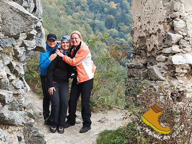 Janka, Lenka y Zuzana en las ruinas del castillo viejo de Strečno