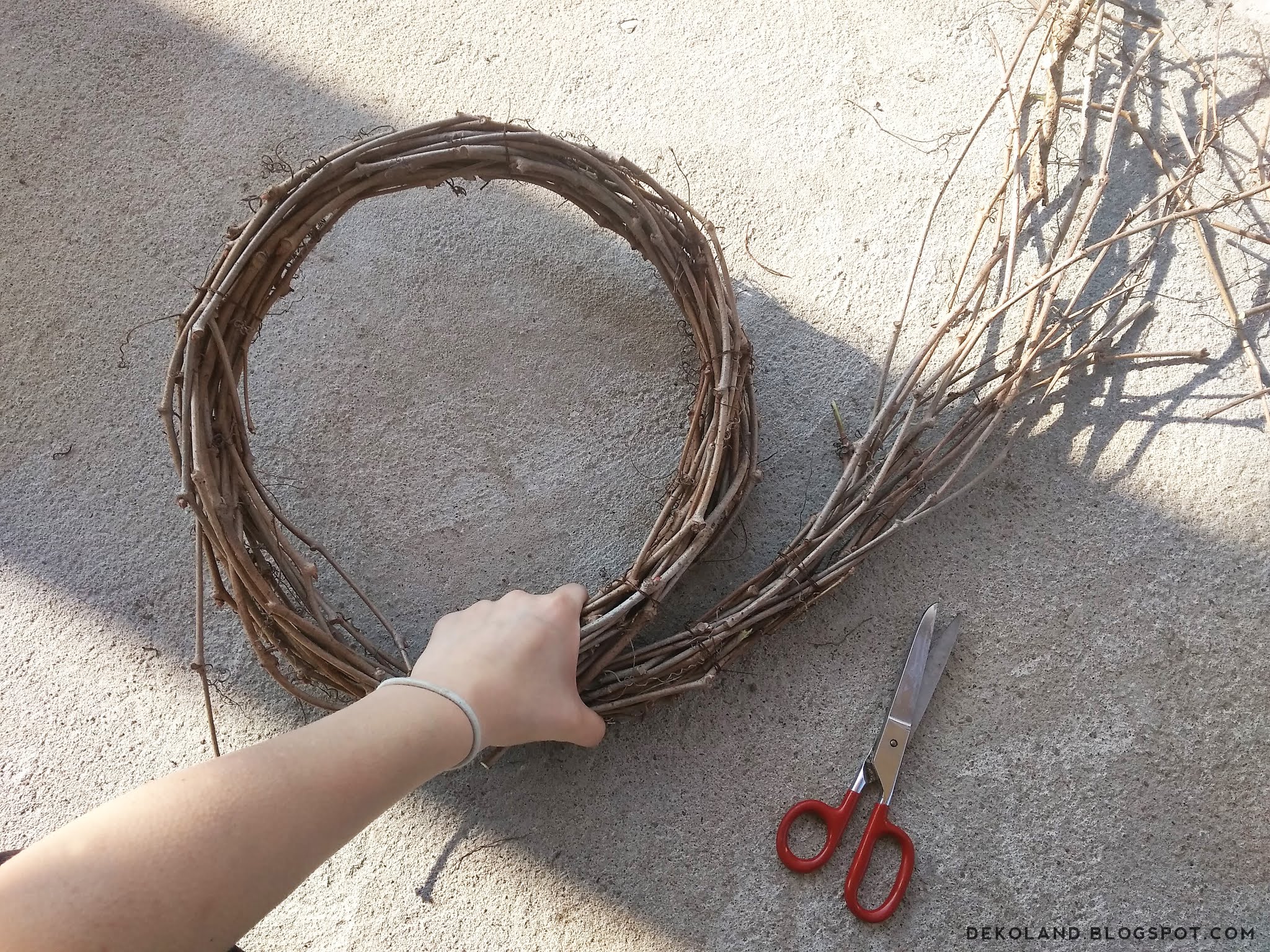 Jak Zrobic Wianek Z Galazek - Dekoland - blog o wnętrzach, grafice, diy: Jak upleść wianek z gałązek