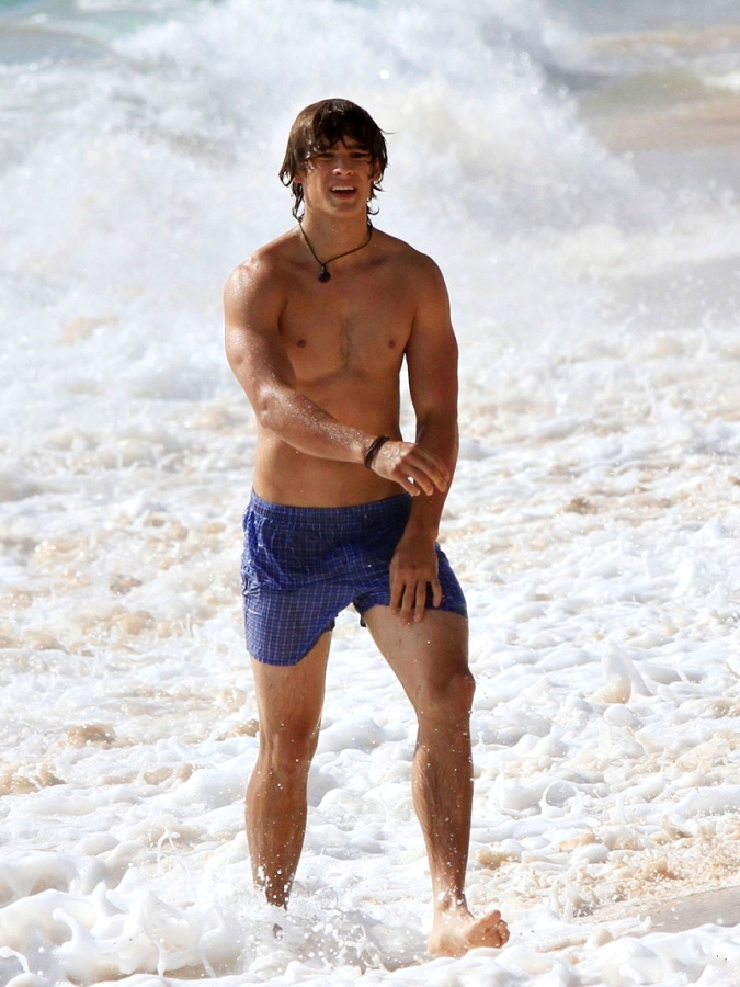 Brenton Thwaites - Shirtless & Barefoot Pics.