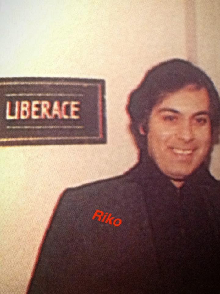 Passion ルネ・シマール Au Japon Rene Simard - Million Dollar Baby Part 1Rene Simard - Million Dollar Baby Part 2René Simard - Mike Douglas Show 1975 RENÉ SIMARD -THE RENE SIMARD SHOW 1978マリエルさんがアップしている1975年から78年ぐらいまでのルネのいろいろな英語でのショーの様子が集まられているビデオ。78年の the Rene Simard showは、カナダのバンクーバーで収録が行われたカナダの英語圏へ向けてのルネがホストをするバラエテイショーでした。ルネの英語がとても可愛らしいし、テーンエイジャールネがホットに飛んだり跳ねたりと活躍中!最後の場面でルネが英語をうまく言えなかった時には、「あれえ、ガムが歯に挟まっちゃった!」という誰でも分かる演技をして笑わせています。カワイイ。。。!Celine Dion & Rene Simard - Une colombe / L'oiseau (ADISQ, 1998) 1998年のADISQでルネとセリーヌデイオンが共演。二人は、お互いのデビュー曲を皮切りにヒット曲をメドレーで歌っています。Celine Dion sings JAZZ, "Quand on s'aime" with R.Simard
