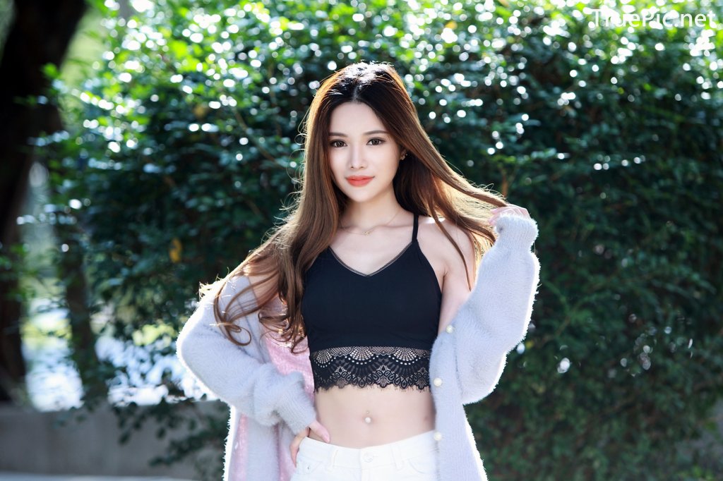 Image-Taiwanese-Model–莊舒潔–Hot-White-Short-Pants-and-Black-Crop-Top-TruePic.net- Picture-20