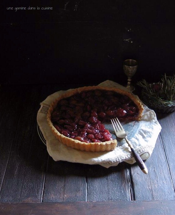 Red Grape Tart with Rosemary Almond Cookie Crust | une gamine dans la cuisine