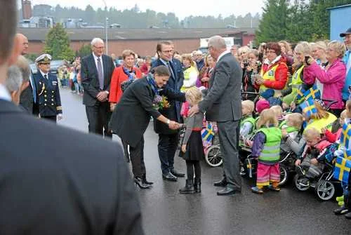 many little children who were really eager to see the Crown Princess and Prince!