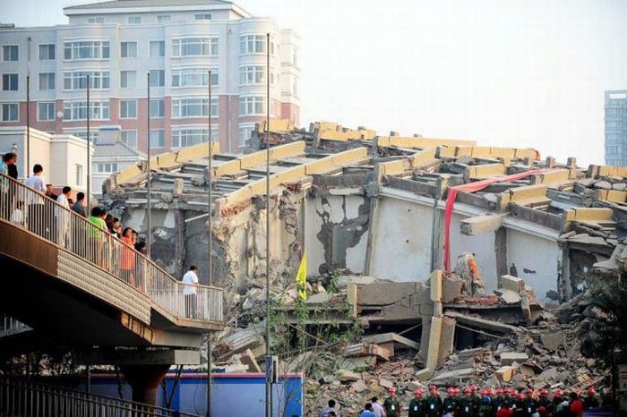 Высотный демонтаж снести дом. Снос домов в Китае. Демонтаж зданий. Снос зданий в Китае. В Китае сносят дома.