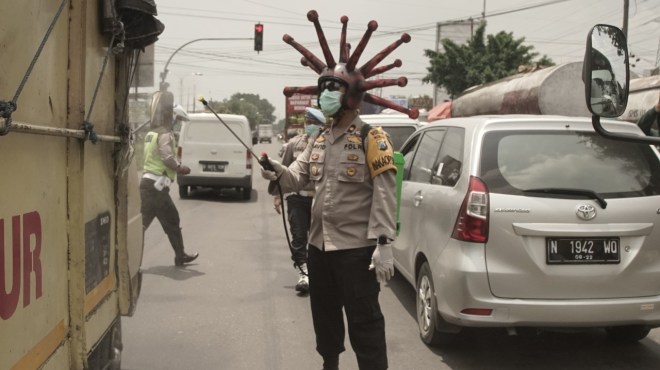 Gunakan Helm Covid, Polres Mojokerto Ajak masyarakat Cegah Virus Corona