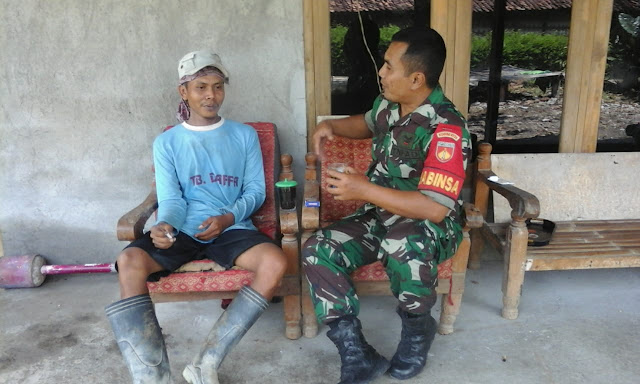 Tingkatkan Sinergitas, Babinsa Desa Doyong Komsos dengan Perangkat Desa