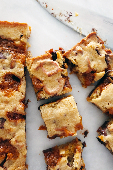 cut chocolate chip caramel pretzel blondies