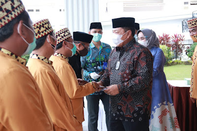 Raih Juara 1, Gubernur Arinal Serahkan Bantuan Dana Pembinaan Kepada Peserta MTQ Asal Lampung