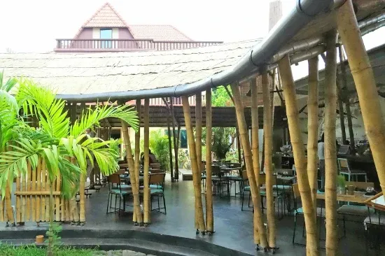 desain warung kopi dari bambu