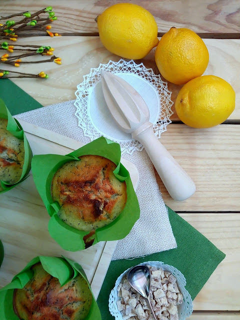 Receta de muffins dulces de calabacín y limón con semillas de amapola. Desayuno, merienda, postre, breakfast, recreo. Sencillos, saludables, ricos fáciles Cuca