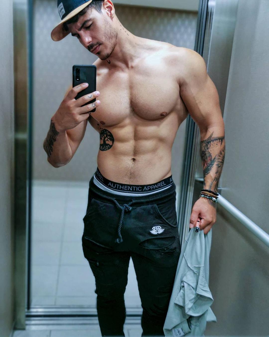 sexy-mixed-guys-loic-zine-shirtless-strong-muscular-body-straight-alpha-selfie