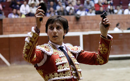Perú Taurino: ANDRÉS ROCA REY CORTA DOS OREJAS AL DE REGALO EN MORELIA ...