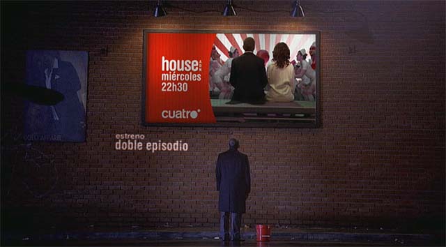 Hugh Laurie mirando un cartel