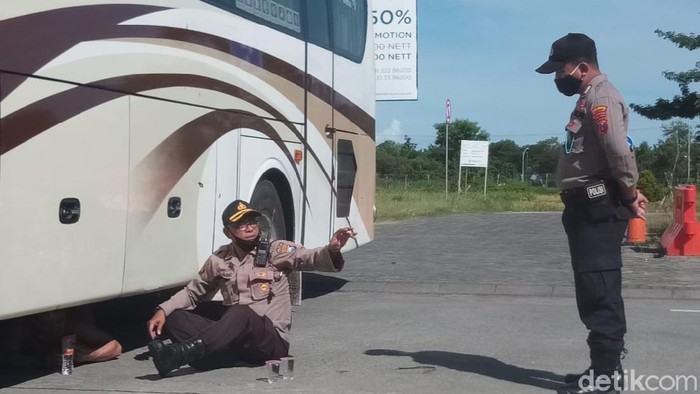 Butuh 6 Jam Bujuk TKA China yang Ngambek Sembunyi di Kolong Bus Butuh 6 Jam Bujuk TKA China yang Ngambek Sembunyi di Kolong Bus