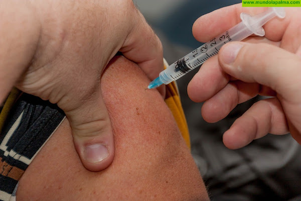 Torres garantiza la vacunación del 70% de la población este verano, pese a la reordenación obligada por la nueva limitación aprobada para AstraZeneca
