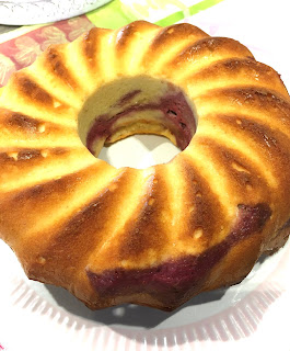 Nusskuchen ohne Mehl und ohne Zucker mit Himbeeren