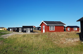 Urlaub in Dänemark: Verliebt in die nördliche Ostseeküste. Die Badehäuschen bei Asaa sind bezaubernd bunt angemalt.