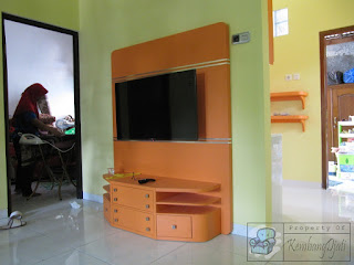 Kitchen Set Dan Rak TV Warna Oranye  - Furniture Semarang