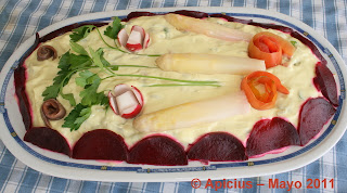  754º Menú, Entrantes de Jamón y ensaladilla, <strong>huevo</strong> frito rebozado en <strong>bechamel</strong>, langostinos al ajillo y pastelillos. 