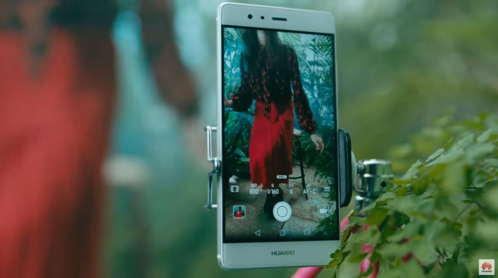 Pubblicità Huawei P9 e P9 Plus con ragazza che urla - Modella e modello testimonial