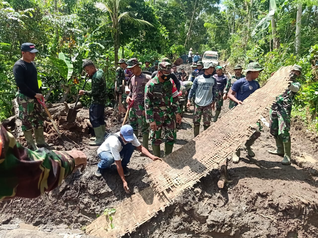 Satgas TMMD Kodim Jembrana Kebut Proyek Pengecoran Jalan Usai Nyepi