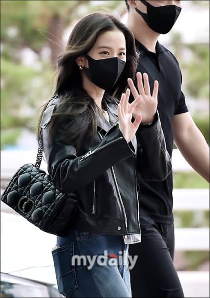 [연예] [사진]         오늘 공항출국한 귀여운 블랙핑크 로제와 지수 사진 모음 -  와이드섬