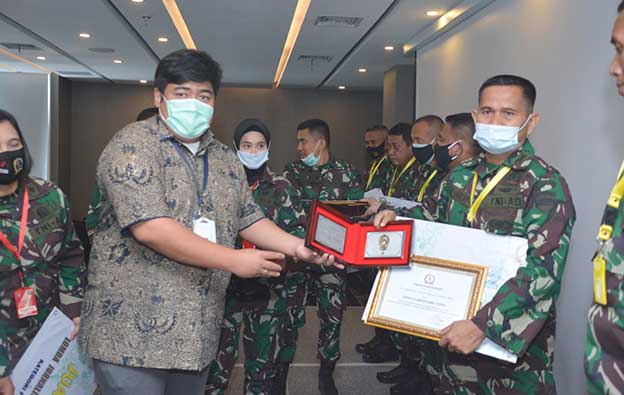 Mayor Inf Hasanuddin Daulay menerima penghargaan dari Dispenad