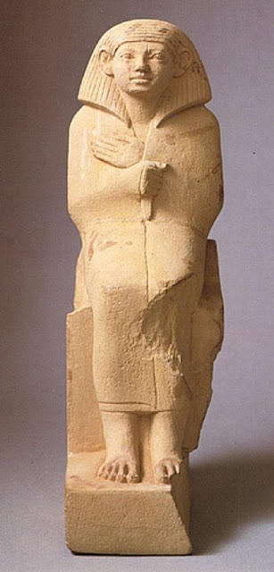 Статуя неизвестного чиновника, изображенного в длинной тунике. Известняк. 19 в. до н.э. Бруклинский музей.